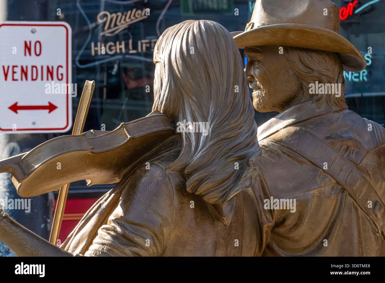 Scultura "Music City Heroes" dell'artista Russell Faxon a Broadway nel centro di Nashville, Tennessee. (USA) Foto Stock