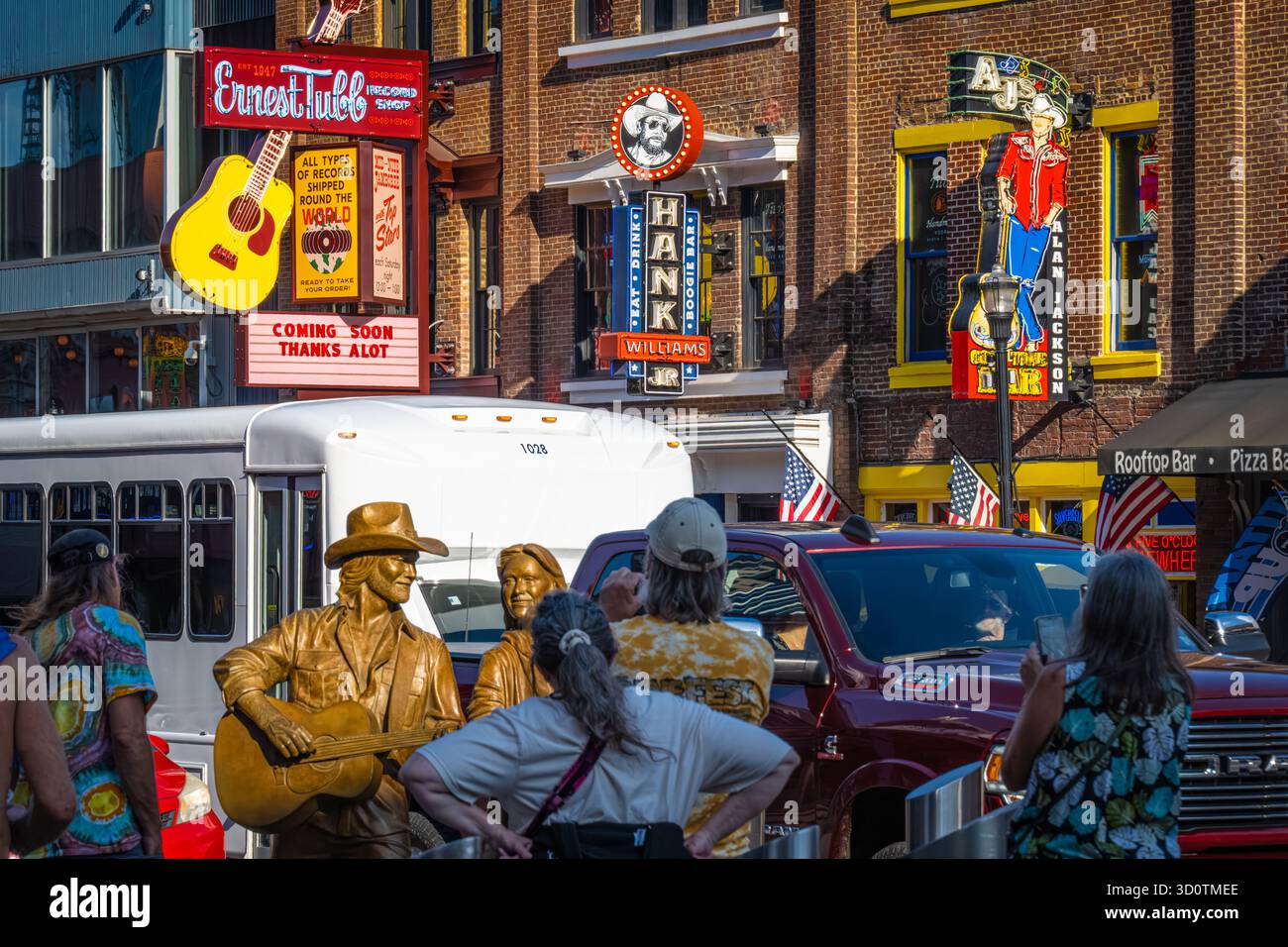 Lower Broadway, un quartiere di musica honky tonk e divertimenti nel centro di Nashville, Tennessee. (USA) Foto Stock