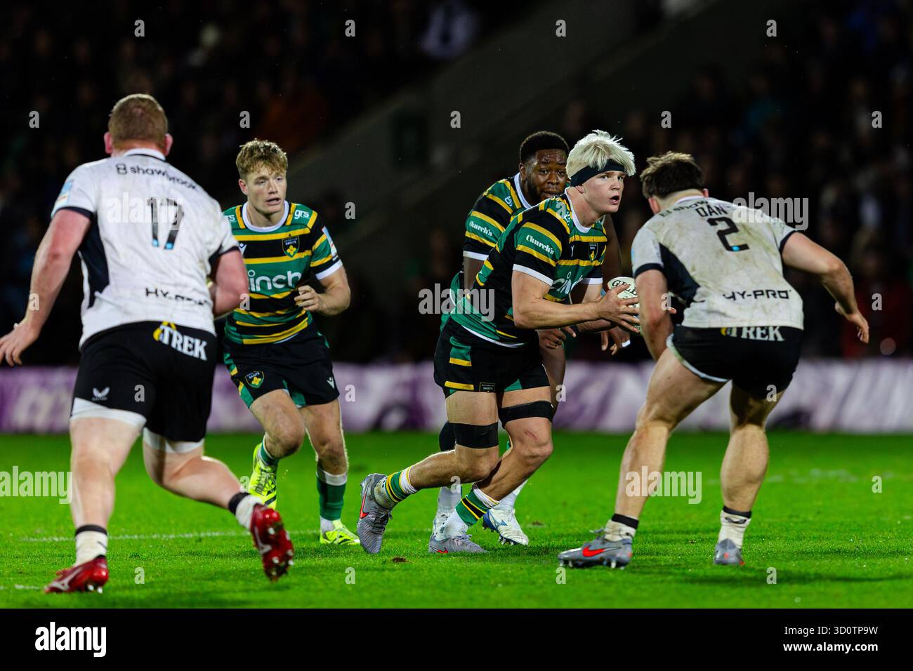 Northampton, Inghilterra, Regno Unito, 24 ottobre 2025. Henry Pollock dei Northampton Saints si confronta con Theo Dan dei Saracens, durante il Gallagher PREM Rugby match Northampton Saints contro Saracens Credit: Nick B Images/Alamy Foto Stock