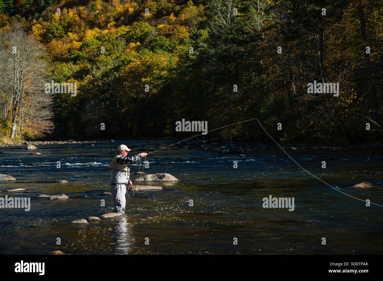 Pesca con la mosca Housatonic River _ West Cornwall, Connecticut, USA Foto Stock