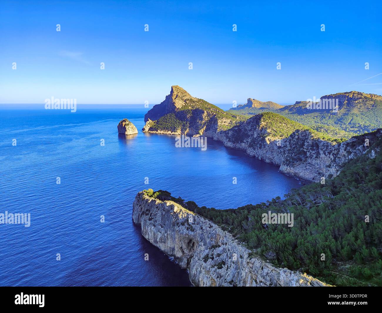 Vista panoramica della costa mediterranea e delle montagne dal Mirador de El Colomer, Maiorca, Spagna. Scogliere di Capo Formentor e acqua di mare blu Foto Stock