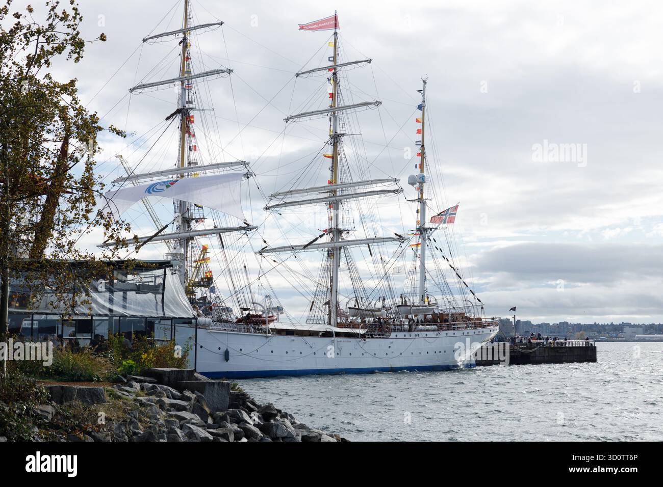 Vancouver Nord, Canada - 19 ottobre 2025: Nave norvegese a tre alberi bianca Statsraad Lehmkuhl attraccata sul lungomare di North Vancouver Foto Stock