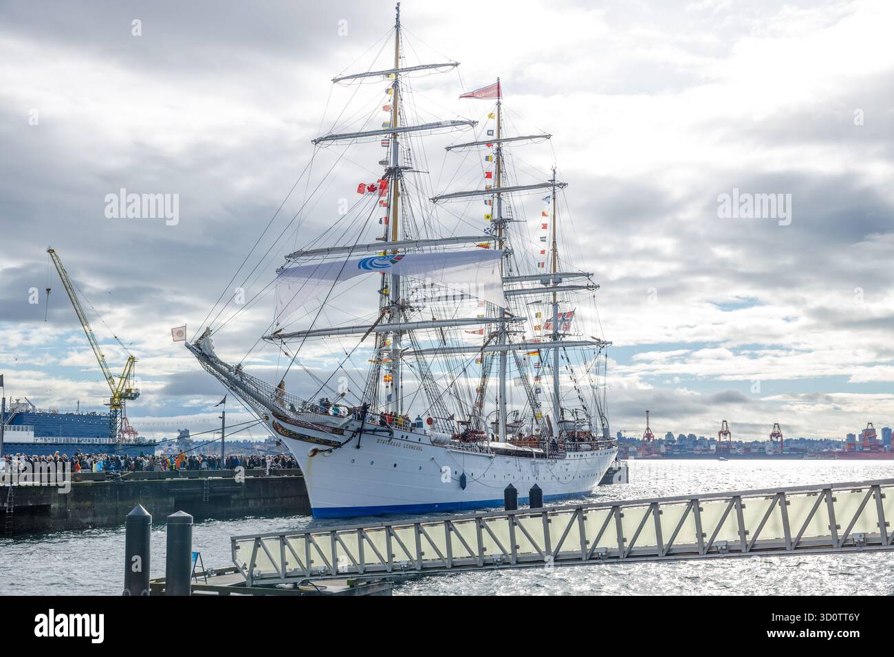 Vancouver Nord, Canada - 19 ottobre 2025: Nave norvegese a tre alberi bianca Statsraad Lehmkuhl attraccata sul lungomare di North Vancouver Foto Stock