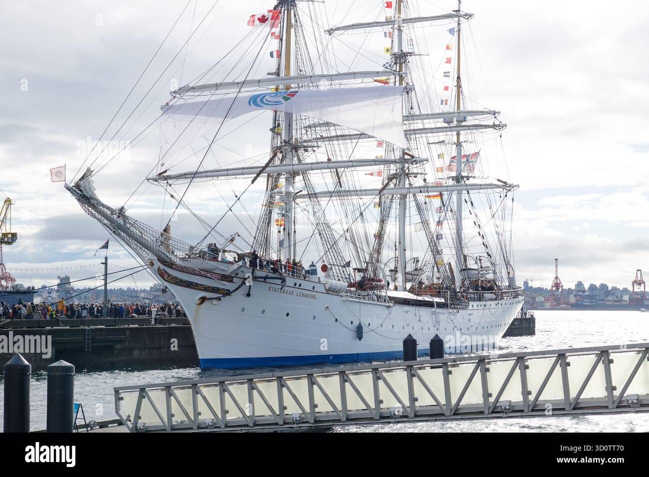 Vancouver Nord, Canada - 19 ottobre 2025: Nave norvegese a tre alberi bianca Statsraad Lehmkuhl attraccata sul lungomare di North Vancouver Foto Stock