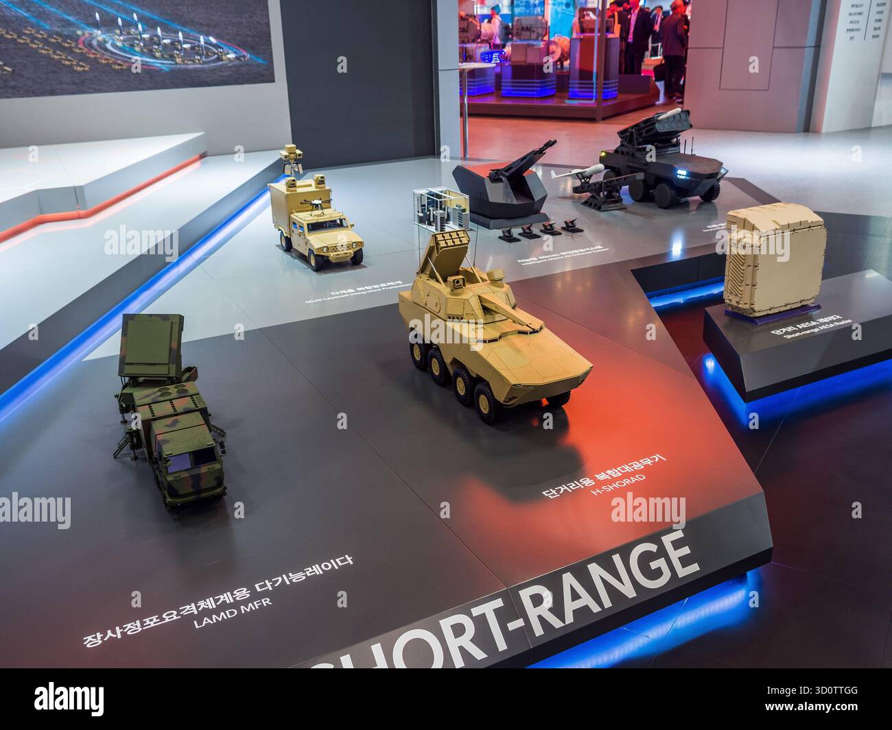 Goyang, Corea del Sud – 23 ottobre 2025: Famiglia Hanwha Aerospace Short-Range Integrated Air Defence System con H-SHORAD Vehicle, Drone multiple L Foto Stock