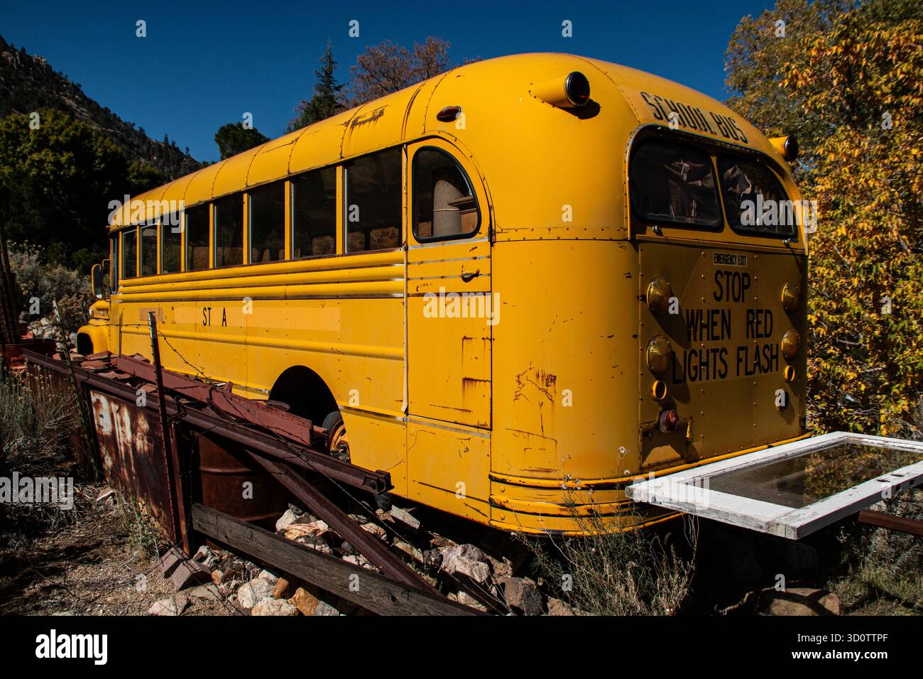 Retro dell'autobus Old School. La vista posteriore di un vecchio scuolabus abbandonato. Foto Stock