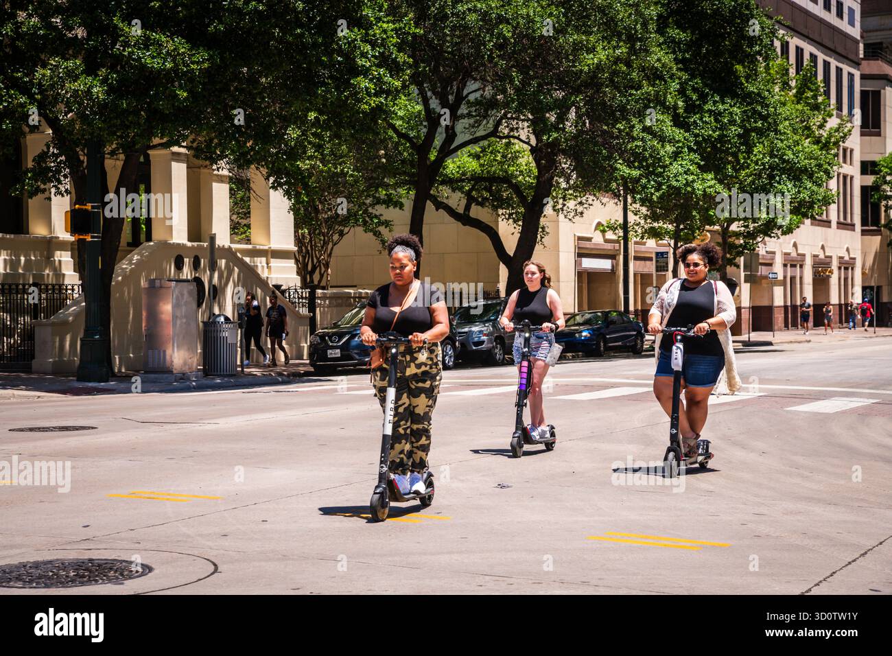 Austin, Texas USA - 2 maggio 2019: Tre donne in un tour in scooter nel centro di Austin. Foto Stock