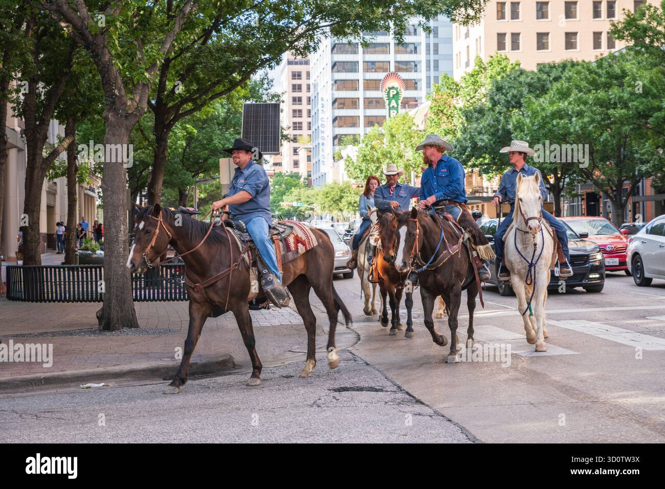Austin, Texas USA - 2 maggio 2019: Cavalieri, cowboy moderni, cavalcano lungo la 6th Street nel centro di Austin. Foto Stock
