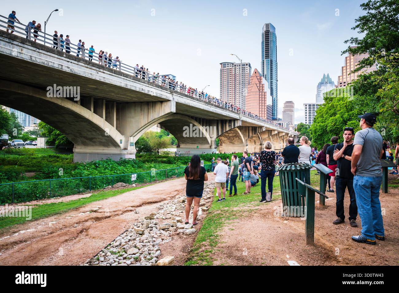 Austin, Texas USA - 2 maggio 2019: Una delle attrazioni più famose di Austin è la nuvola di pipistrelli che emergono dal Congress Avenue Bridge ogni tramonto. Foto Stock