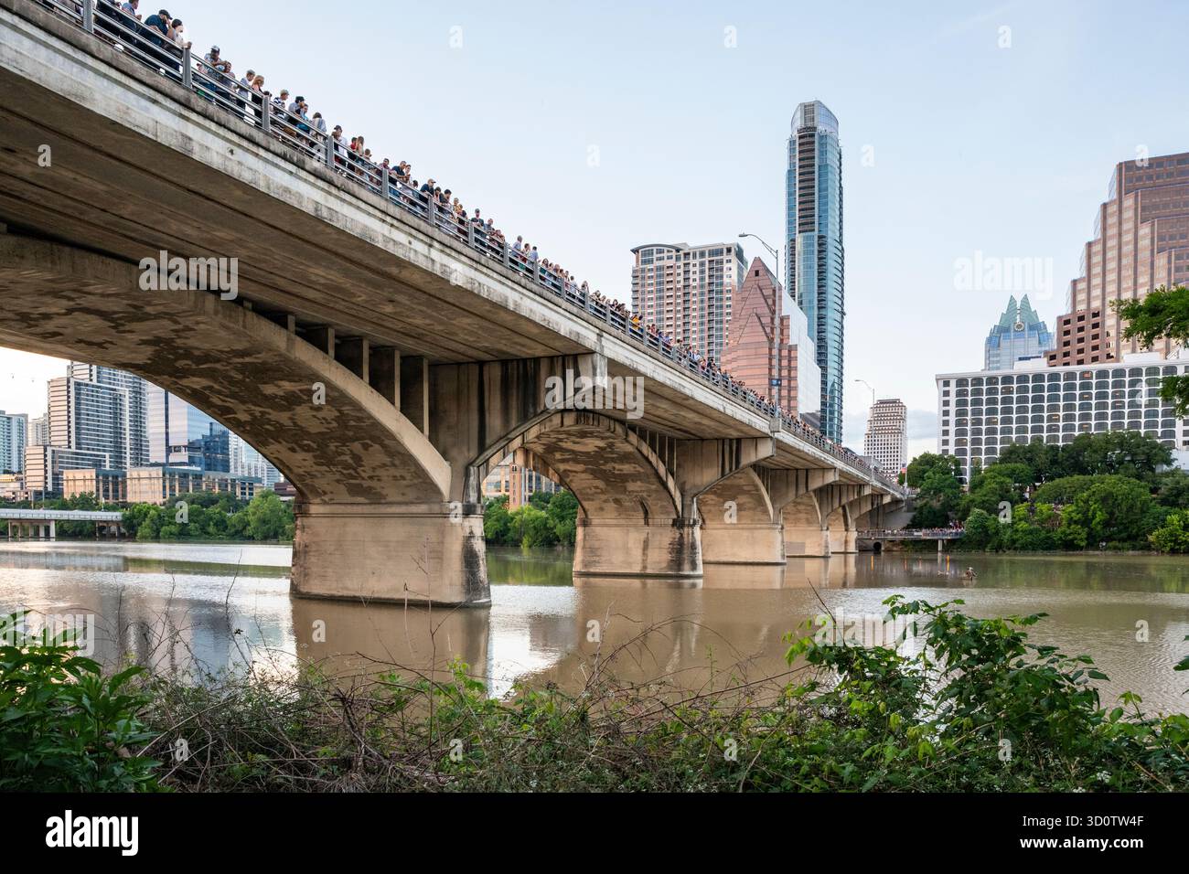 Austin, Texas USA - 2 maggio 2019: Una delle attrazioni più famose di Austin è la nuvola di pipistrelli che emergono dal Congress Avenue Bridge ogni tramonto. Foto Stock