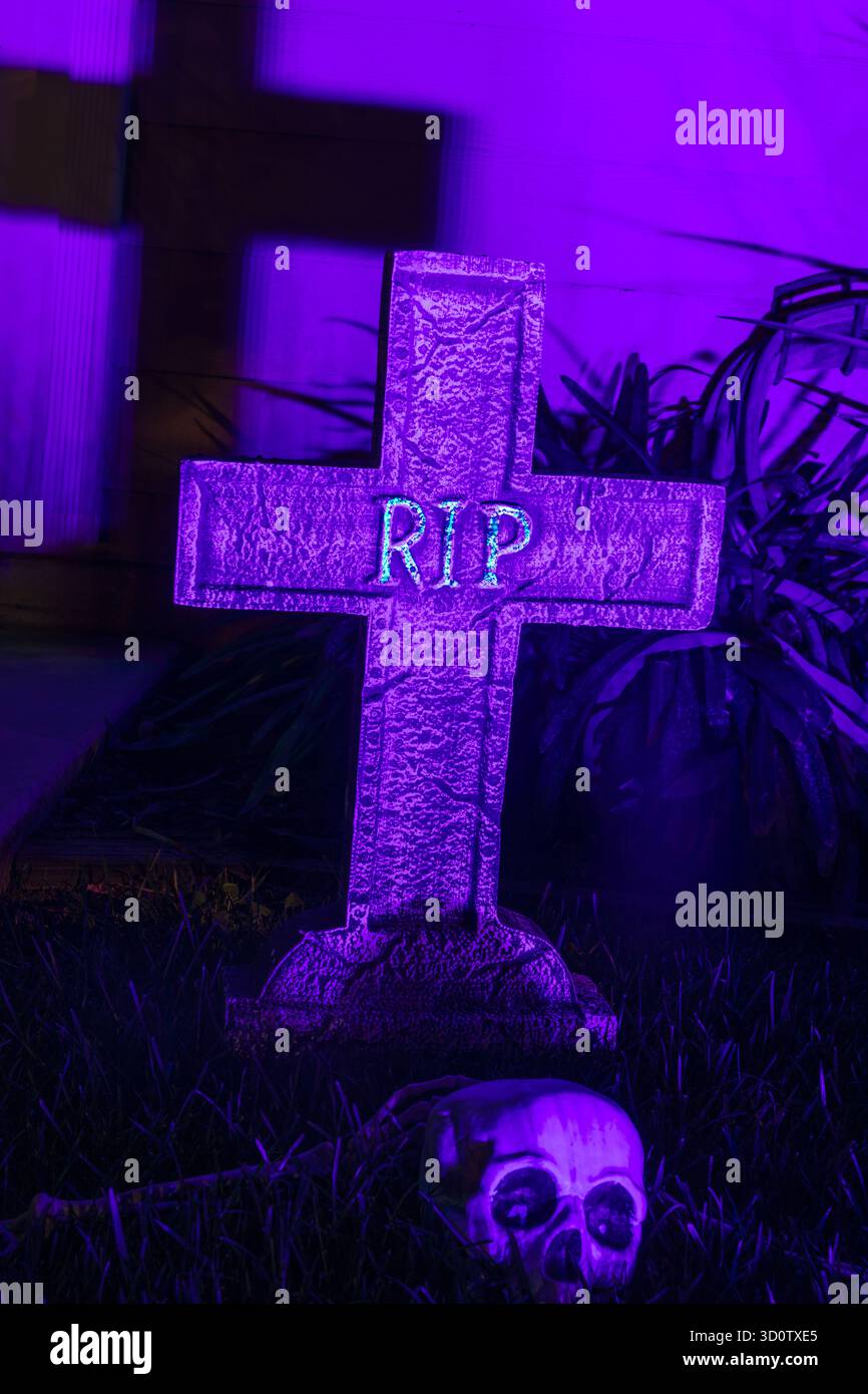Rip Cross Gravestone and Skull con silhouette Glow in the Dark. Foto Stock