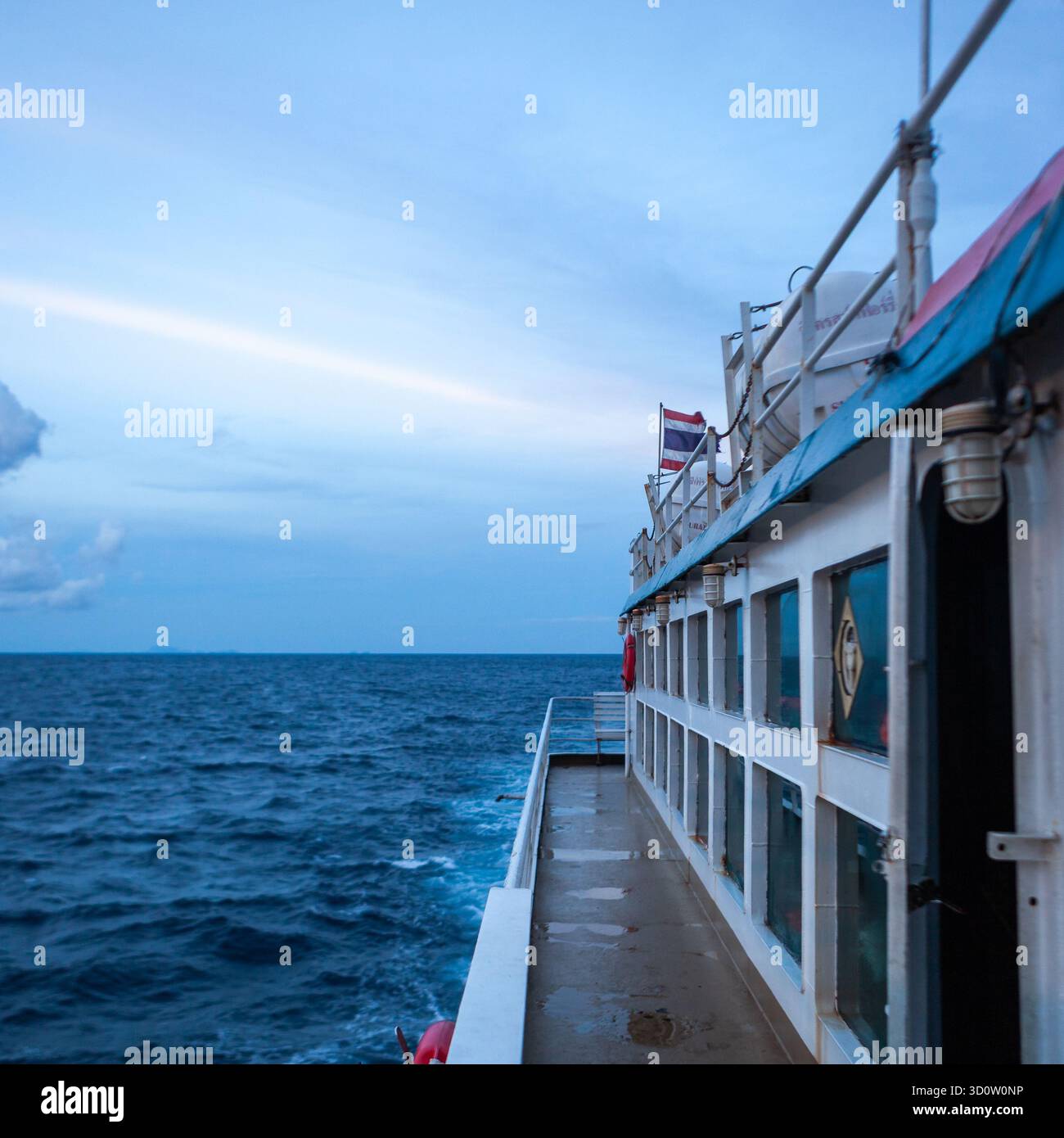 Golfo di Thailandia - 11 maggio 2025: Un traghetto passeggeri che naviga in mare aperto da Surat Thani a Koh Tao, Thailandia, in una giornata limpida. Foto Stock