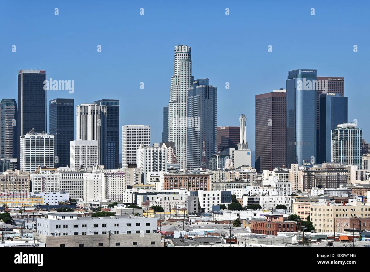 LOS ANGELES, CALIFORNIA - 23 ottobre 2025: Skyline di Los Angeles con l'edificio della US Bank al centro. Foto Stock