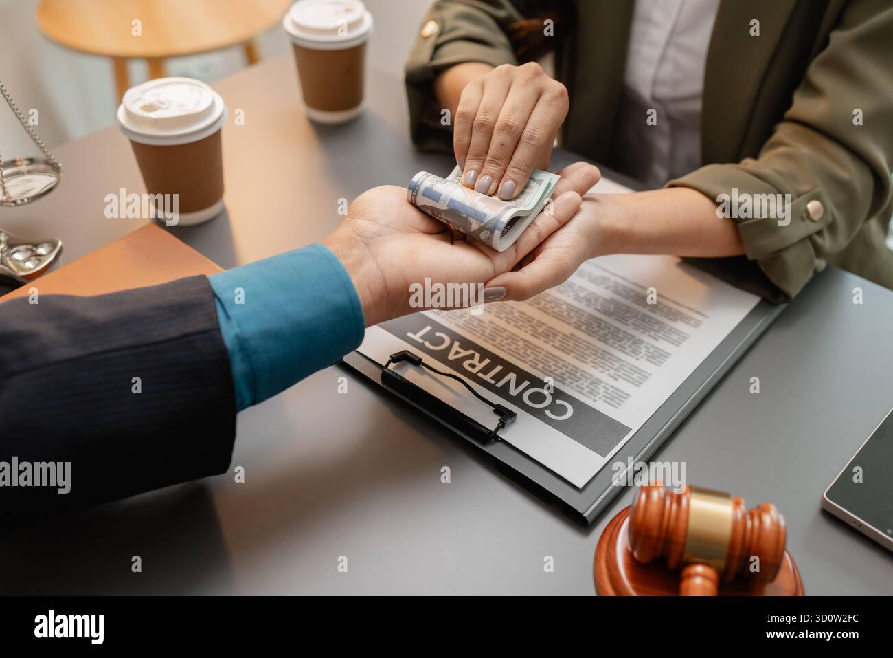 Una donna d'affari sta consegnando denaro a un avvocato di un ufficio, rappresentando corruzione, corruzione o pagamenti illegali. La scena mette in evidenza la mancanza di etica Foto Stock