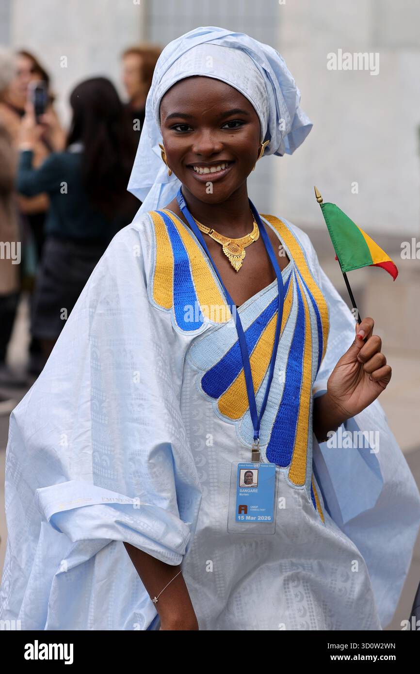 NAZIONI UNITE, NEW YORK – 24 OTTOBRE 2025: Le Nazioni Unite celebrano il suo 80° anniversario in occasione della giornata delle Nazioni Unite, commemorando l'entrata in vigore della carta delle Nazioni Unite nel 1945. L’osservanza annuale evidenzia la missione dell’organizzazione di mantenere la pace, promuovere relazioni amichevoli tra le nazioni e promuovere il progresso sociale e i diritti umani. In tutto il mondo, concerti, eventi culturali e la campagna "Turn the World un Blue" segnano la pietra miliare, celebrando otto decenni di unità e cooperazione tra le nazioni. (Foto: Giada Papini Rampelotto/EuropaNewswire) Foto Stock