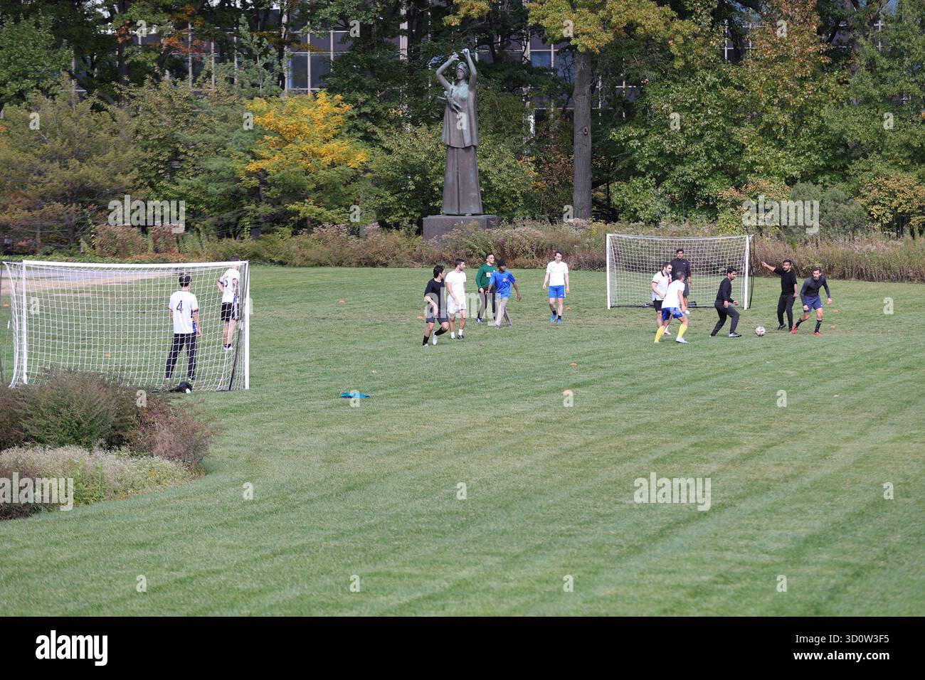 New York, New York, Stati Uniti. 24 ottobre 2025. NAZIONI UNITE, NEW YORK "" 24 OTTOBRE 2025: Le Nazioni Unite celebrano il suo 80° anniversario in occasione della giornata delle Nazioni Unite, commemorando l'entrata in vigore della carta delle Nazioni Unite nel 1945. L'osservanza annuale sottolinea la missione dell'organizzazione di mantenere la pace, promuovere relazioni amichevoli tra le nazioni e promuovere il progresso sociale e i diritti umani. In tutto il mondo, concerti, eventi culturali e la campagna "Turn the World un Blue" segnano la pietra miliare, celebrando otto decenni di unità e cooperazione tra le nazioni. (Immagine di credito: © Luiz Rampelotto/ZUMA Press Wir Foto Stock