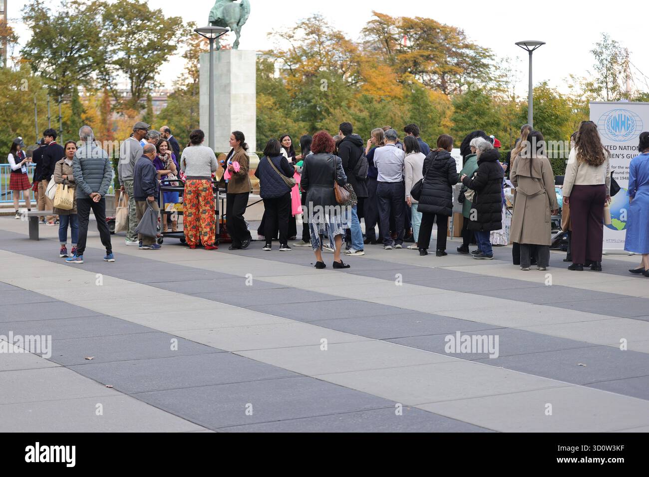 New York, New York, Stati Uniti. 24 ottobre 2025. NAZIONI UNITE, NEW YORK "" 24 OTTOBRE 2025: Le Nazioni Unite celebrano il suo 80° anniversario in occasione della giornata delle Nazioni Unite, commemorando l'entrata in vigore della carta delle Nazioni Unite nel 1945. L'osservanza annuale sottolinea la missione dell'organizzazione di mantenere la pace, promuovere relazioni amichevoli tra le nazioni e promuovere il progresso sociale e i diritti umani. In tutto il mondo, concerti, eventi culturali e la campagna "Turn the World un Blue" segnano la pietra miliare, celebrando otto decenni di unità e cooperazione tra le nazioni. (Immagine di credito: © Luiz Rampelotto/ZUMA Press Wir Foto Stock