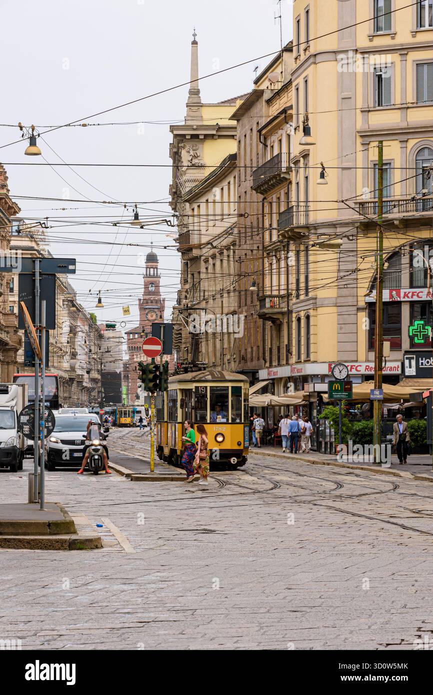 Scena di strada di Milano lungo via Orefici, guardando verso il Castello Sforzesco, Milano, Italia Foto Stock