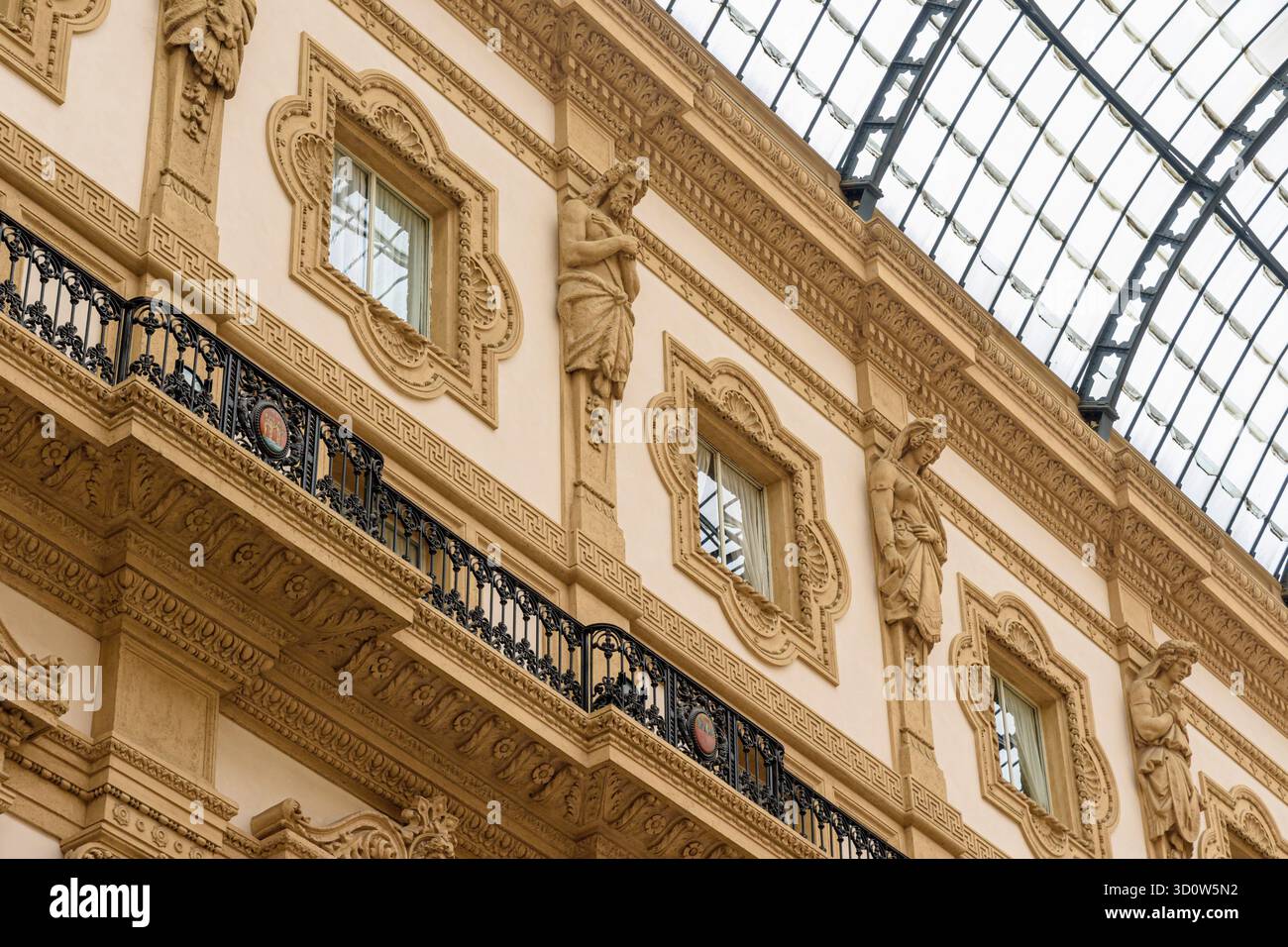 Osservando i dettagli ornamentali della Galleria Vittorio Emanuele II, Milano, Italia Foto Stock
