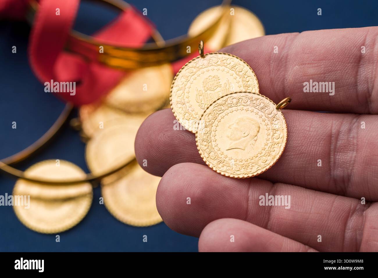 Le tradizionali monete turche e i braccialetti a metà oro simboleggiano la ricchezza e la prosperità Foto Stock