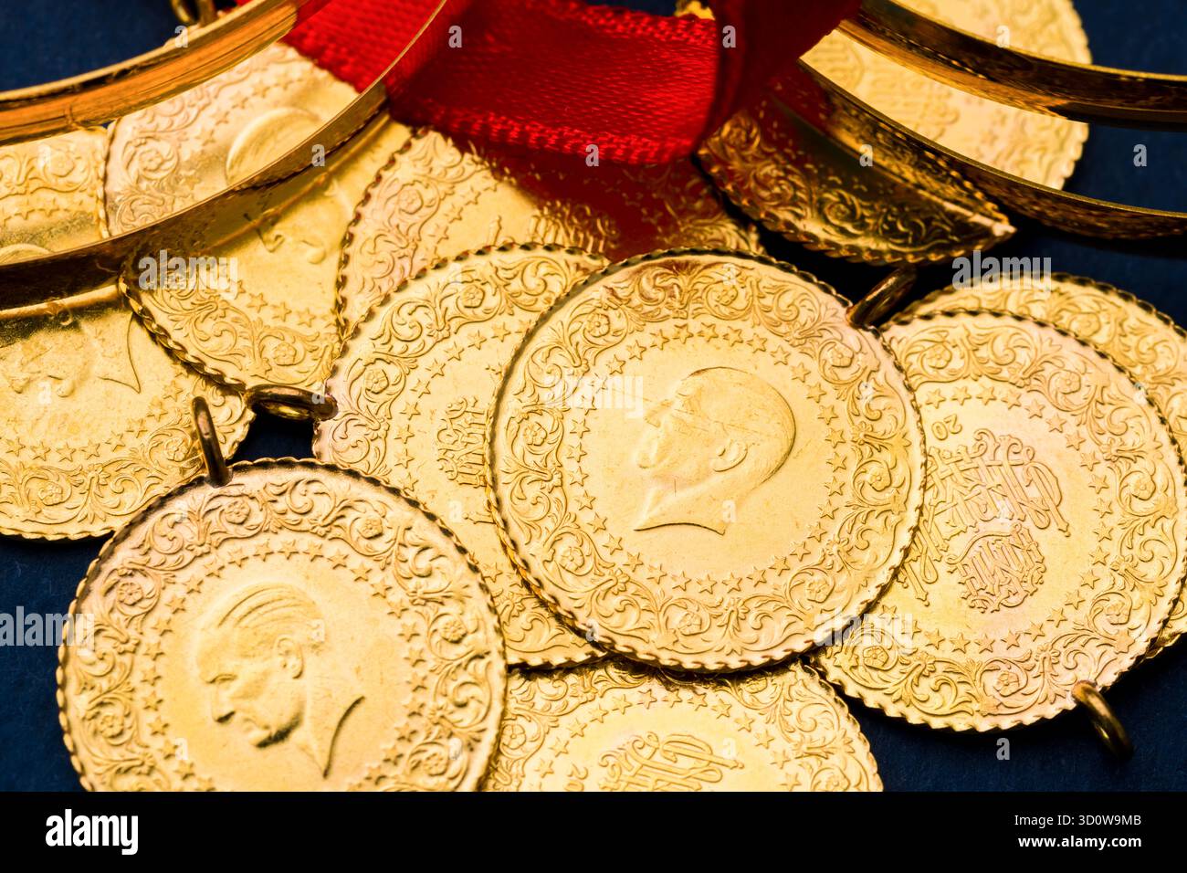 Le tradizionali monete turche e i braccialetti a metà oro simboleggiano la ricchezza e la prosperità Foto Stock