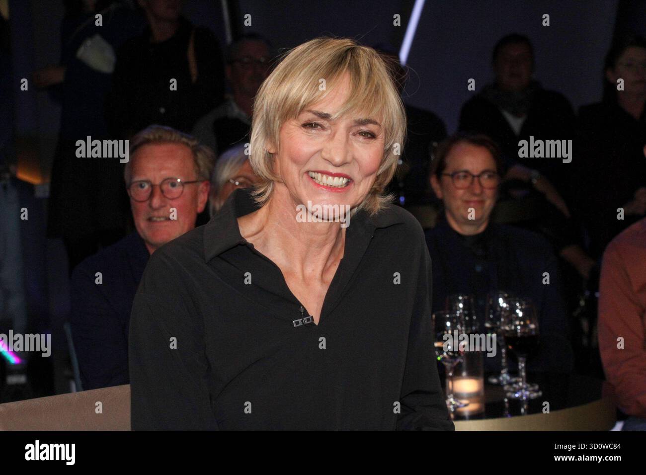 abb/NDRTalkshow- Heike Drechsler ex DDR Leichtatletin zu Gast in der NDR Talkshow , aus dem NDR 3 Studio AM 24.10.2025 ad Amburgo Germania *** abb NDRTalkshow Heike Drechsler ex atleta di pista e di campo della GDR come ospite del talk show NDR , dallo studio NDR 3 il 24 10 2025 ad Amburgo Germania Foto Stock