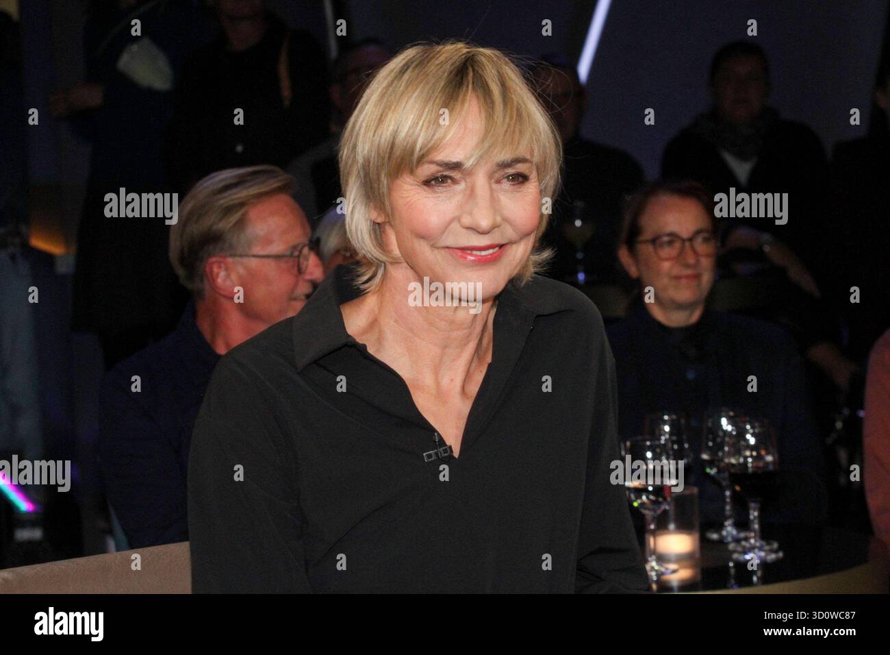 abb/NDRTalkshow- Heike Drechsler ex DDR Leichtatletin zu Gast in der NDR Talkshow , aus dem NDR 3 Studio AM 24.10.2025 ad Amburgo Germania *** abb NDRTalkshow Heike Drechsler ex atleta di pista e di campo della GDR come ospite del talk show NDR , dallo studio NDR 3 il 24 10 2025 ad Amburgo Germania Foto Stock
