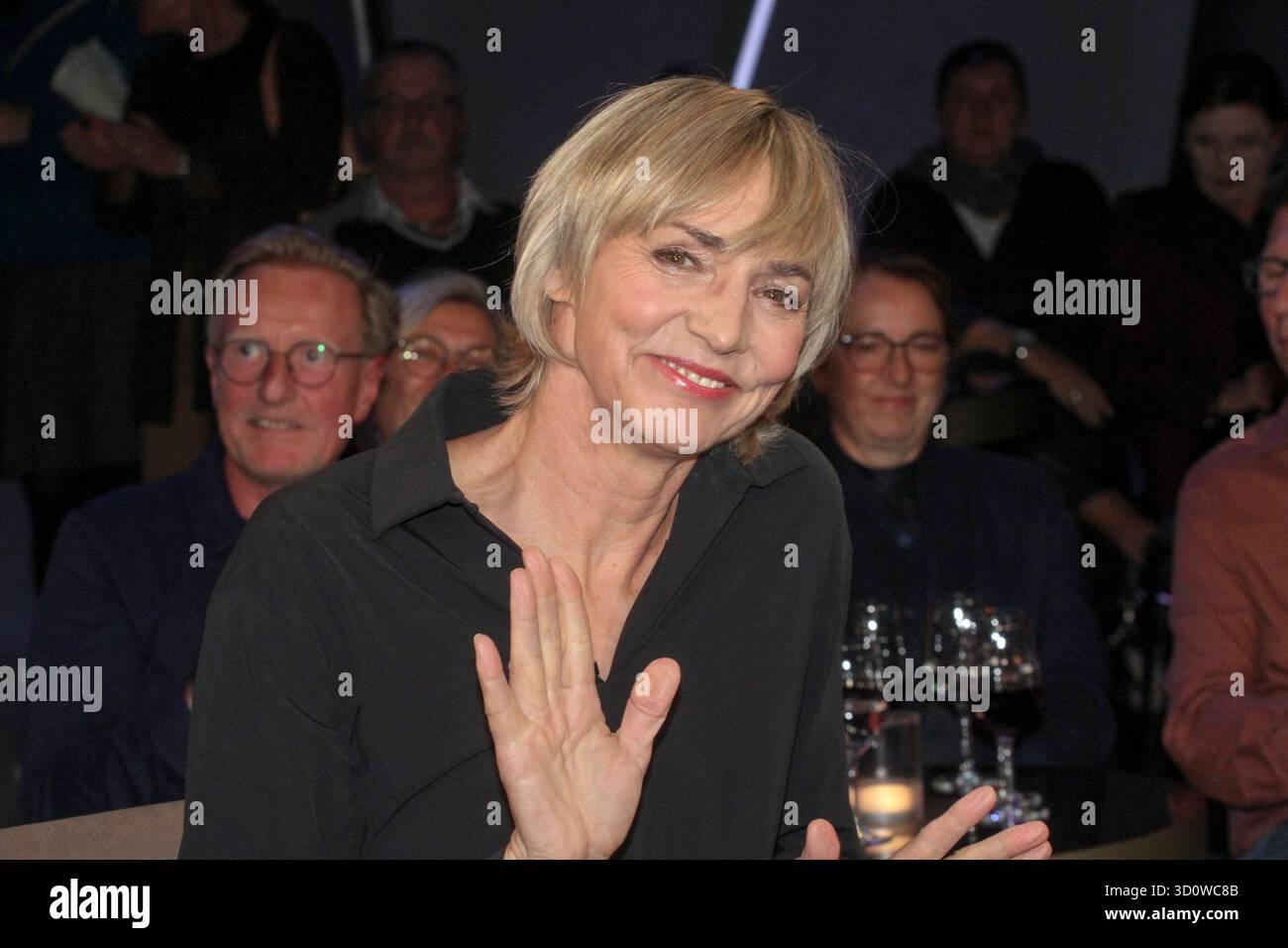 abb/NDRTalkshow- Heike Drechsler ex DDR Leichtatletin zu Gast in der NDR Talkshow , aus dem NDR 3 Studio AM 24.10.2025 ad Amburgo Germania *** abb NDRTalkshow Heike Drechsler ex atleta di pista e di campo della GDR come ospite del talk show NDR , dallo studio NDR 3 il 24 10 2025 ad Amburgo Germania Foto Stock