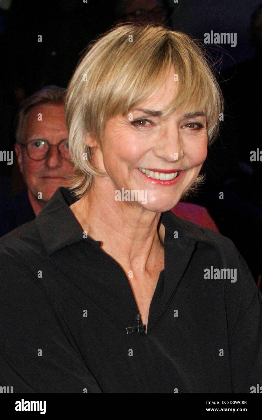 abb/NDRTalkshow- Heike Drechsler ex DDR Leichtatletin zu Gast in der NDR Talkshow , aus dem NDR 3 Studio AM 24.10.2025 ad Amburgo Germania *** abb NDRTalkshow Heike Drechsler ex atleta di pista e di campo della GDR come ospite del talk show NDR , dallo studio NDR 3 il 24 10 2025 ad Amburgo Germania Foto Stock