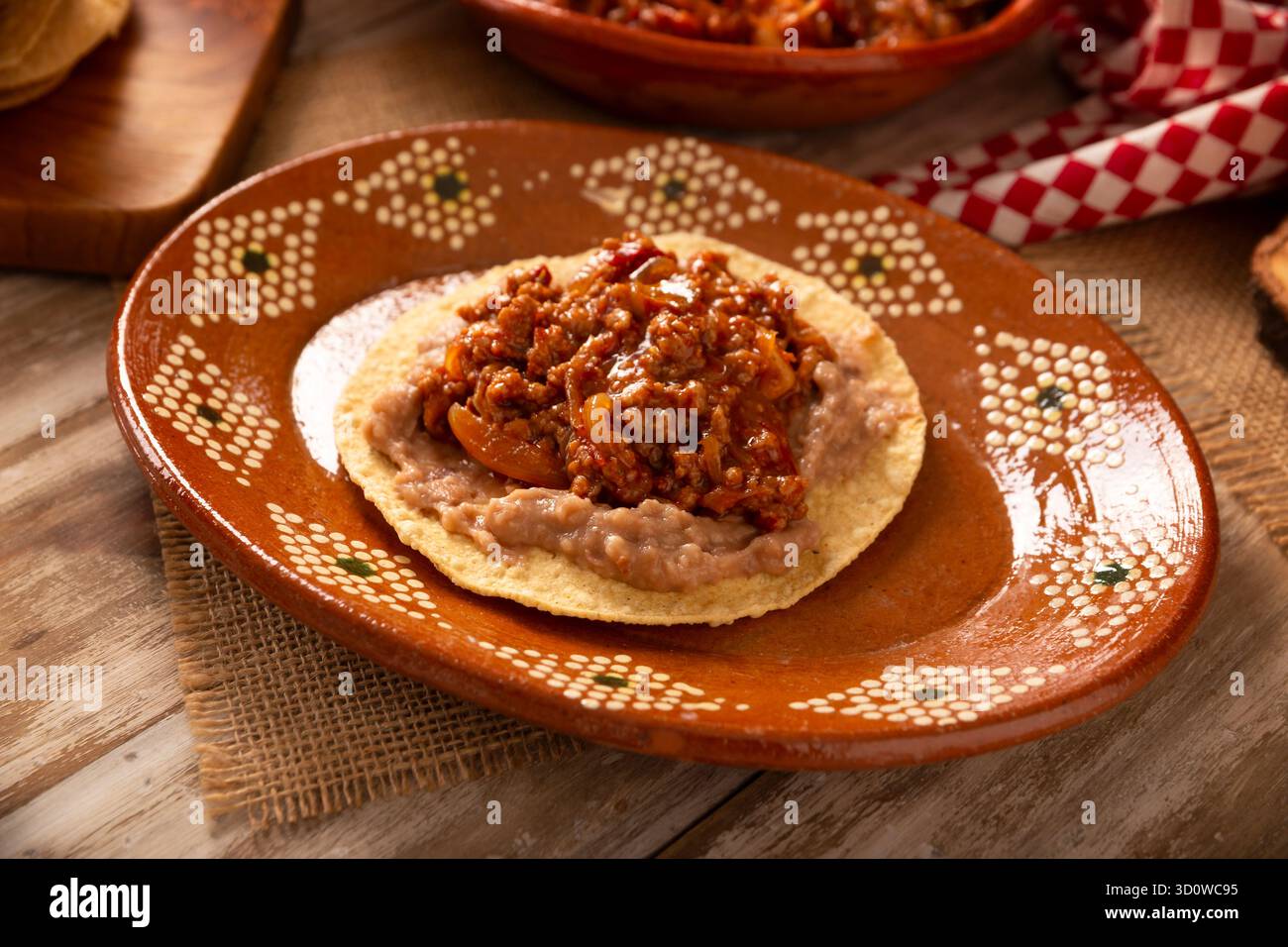 La tinga di manzo macinata, un tradizionale piatto messicano casalingo composto principalmente da carne di manzo cotta con peperoncino chipotle e molta cipolla, è tradizionalmente Foto Stock