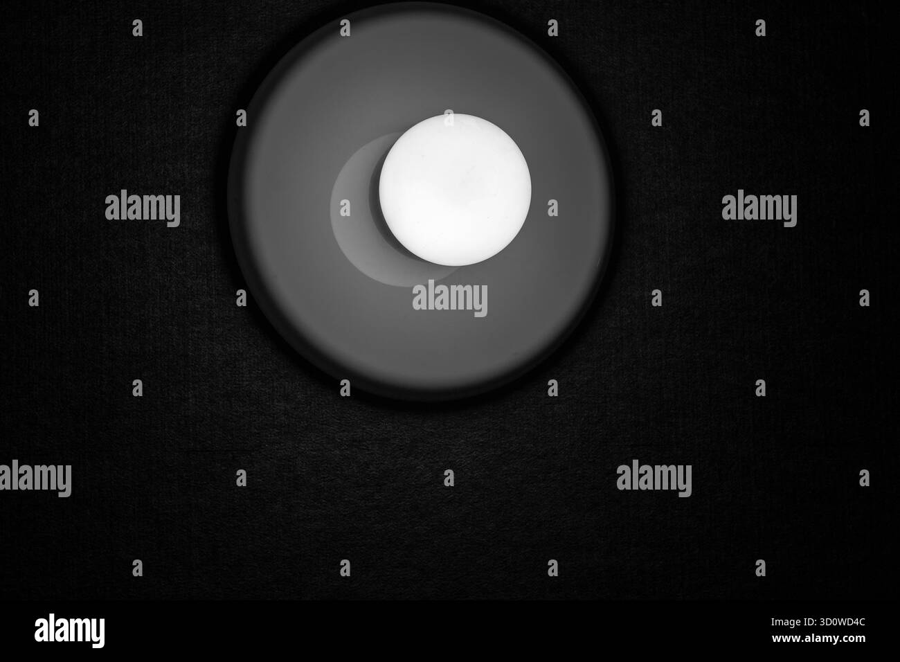 Cerchio di luce. Spazio oscuro, sfondo. Tonalità monocromatiche. Foto Stock