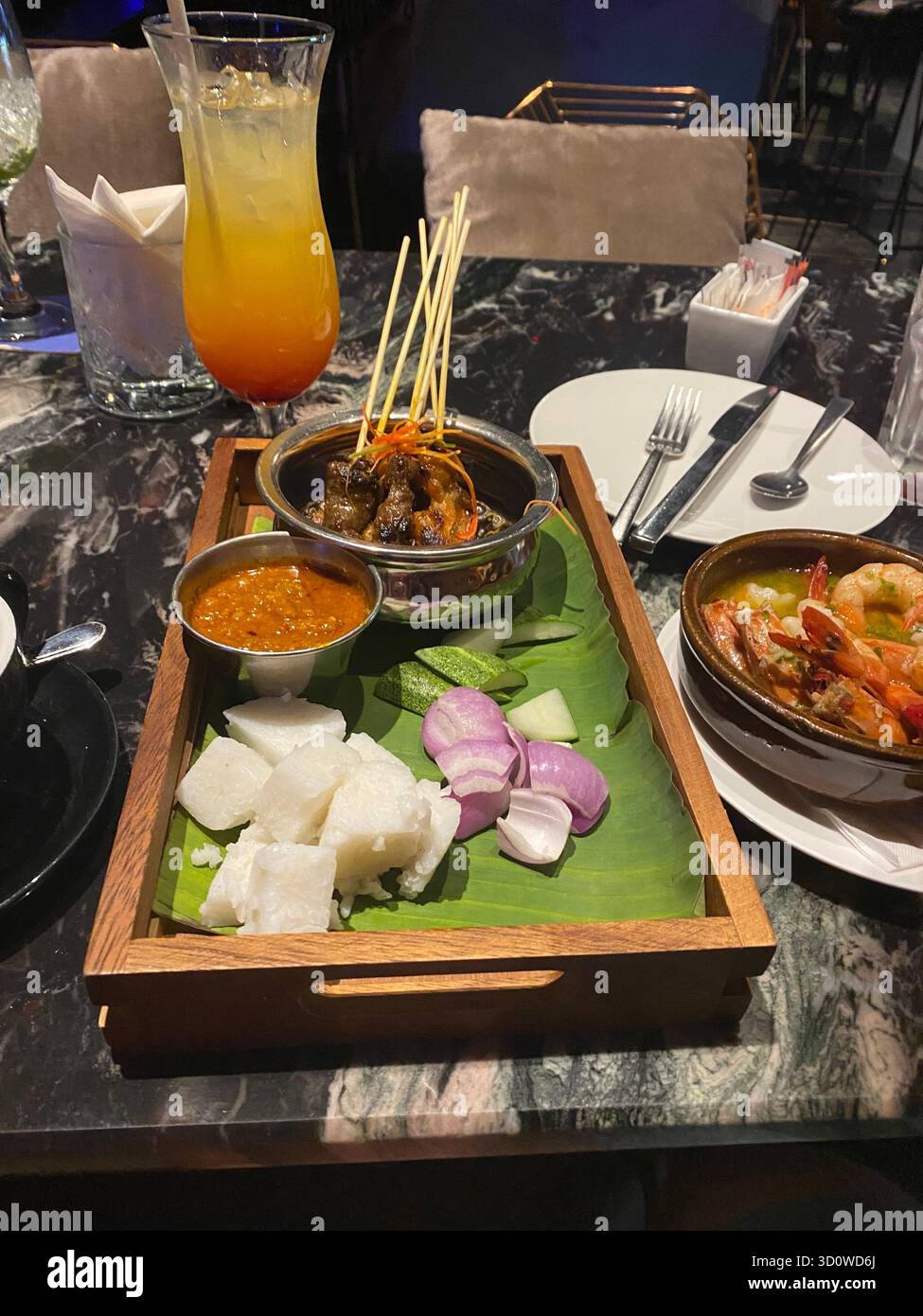 Satay di pollo malese con salsa Foto Stock