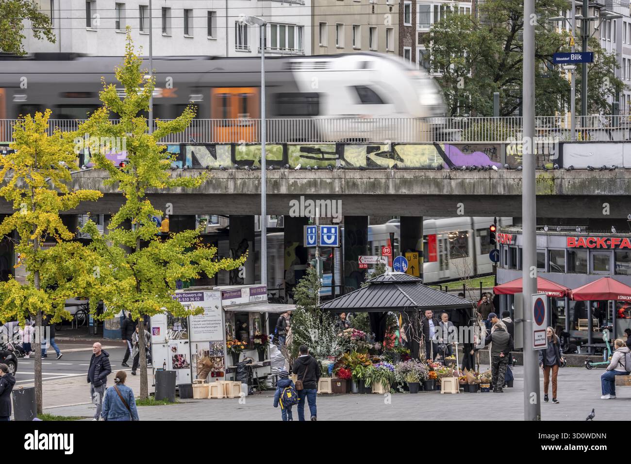 Stazione ferroviaria di Duesseldorf-Bilk, fulcro della S-Bahn, tram, autobus, treno RRX, Regional Express, Renania settentrionale-Vestfalia Foto Stock