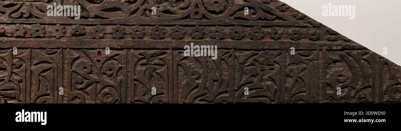 Immagine ravvicinata di una superficie in legno antico intagliato, che mostra ricchi dettagli con motivi floreali. Manufatto storico o culturale Foto Stock