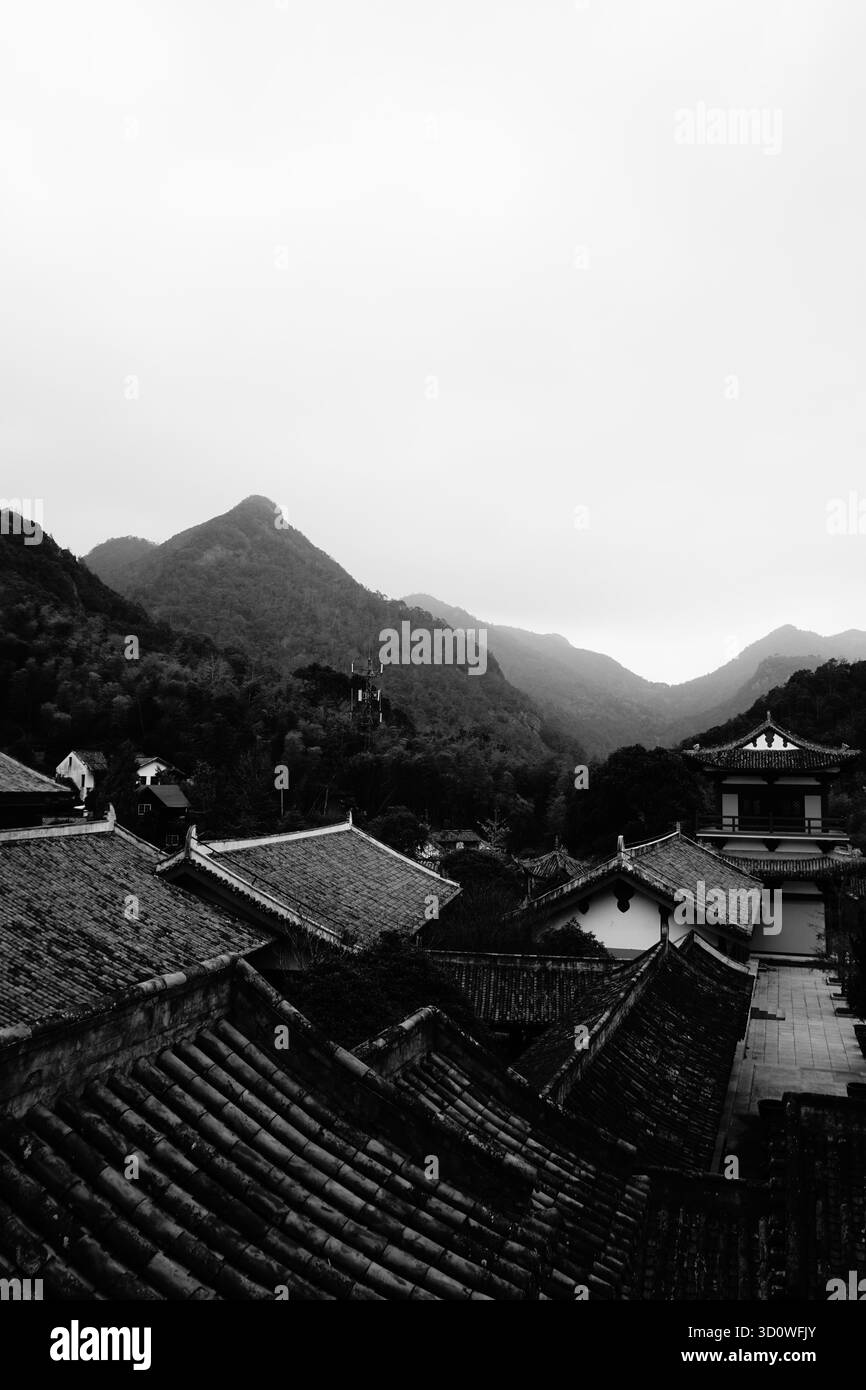 Montagne Yandang, Contea di Yueqing, Wenzhou (Zhejiang), Cina: Tempio di Nengren nell'area panoramica di Dalongqiu Foto Stock