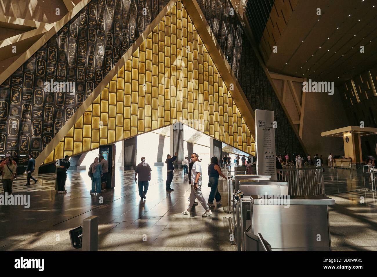 Giza, Egitto, 16 luglio 2025: Il GEM il grande Museo Egizio, il nuovo Museo Giza, il più grande museo archeologico del mondo Foto Stock