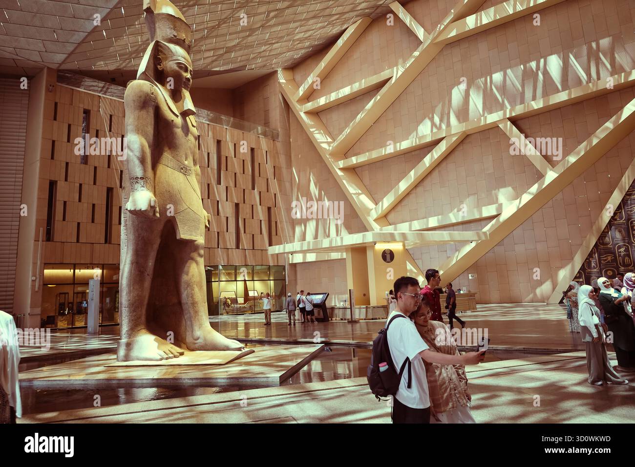 Giza, Egitto, 16 luglio 2025: Il GEM il grande Museo Egizio, il nuovo Museo Giza, il più grande museo archeologico del mondo Foto Stock