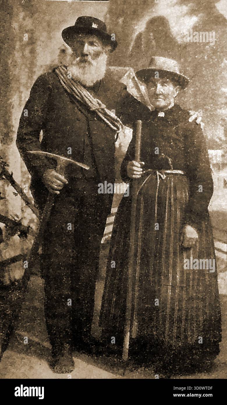 Un ritratto del 1897 di una vecchia guida alpina svizzera, Christian Almer e sua moglie. -- Ein Porträt des alten Schweizer Bergführers Christian Almer und Seiner Frau aus dem Jahr 1897. -- Portrait de 1897 d'un vieux guide de montagne suisse, Christian Almer et de sa femme. Foto Stock