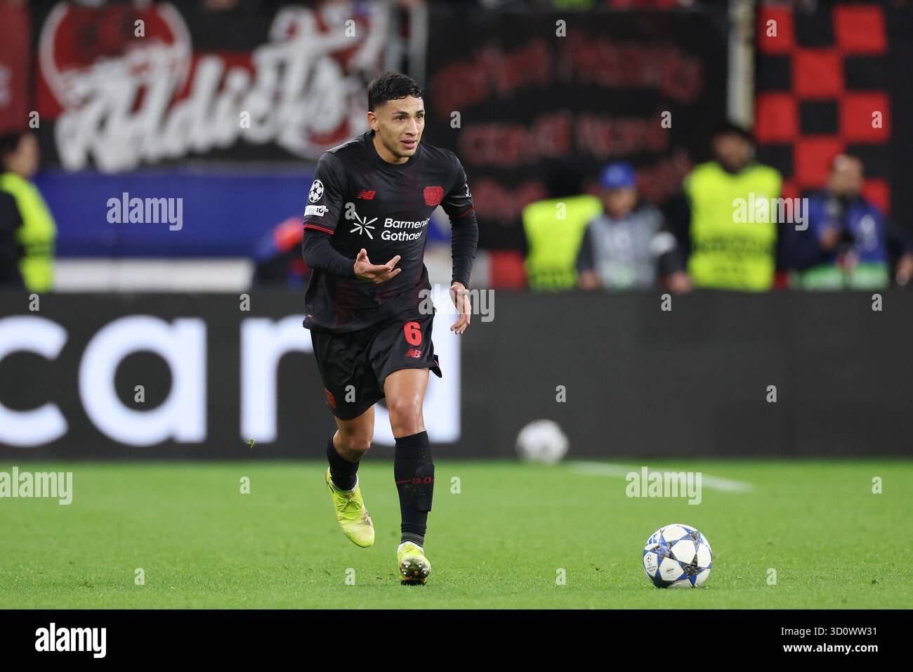 LEVERKUSEN - equi Fernandez del Bayer 04 Leverkusen durante la partita di UEFA Champions League tra Bayer 04 Leverkusen e Paris Saint-Germain alla Bay Arena il 21 ottobre 2025, a Leverkusen, Germania. ANP / Hollandse Hoogte / Bart Stoutjesdijk Foto Stock
