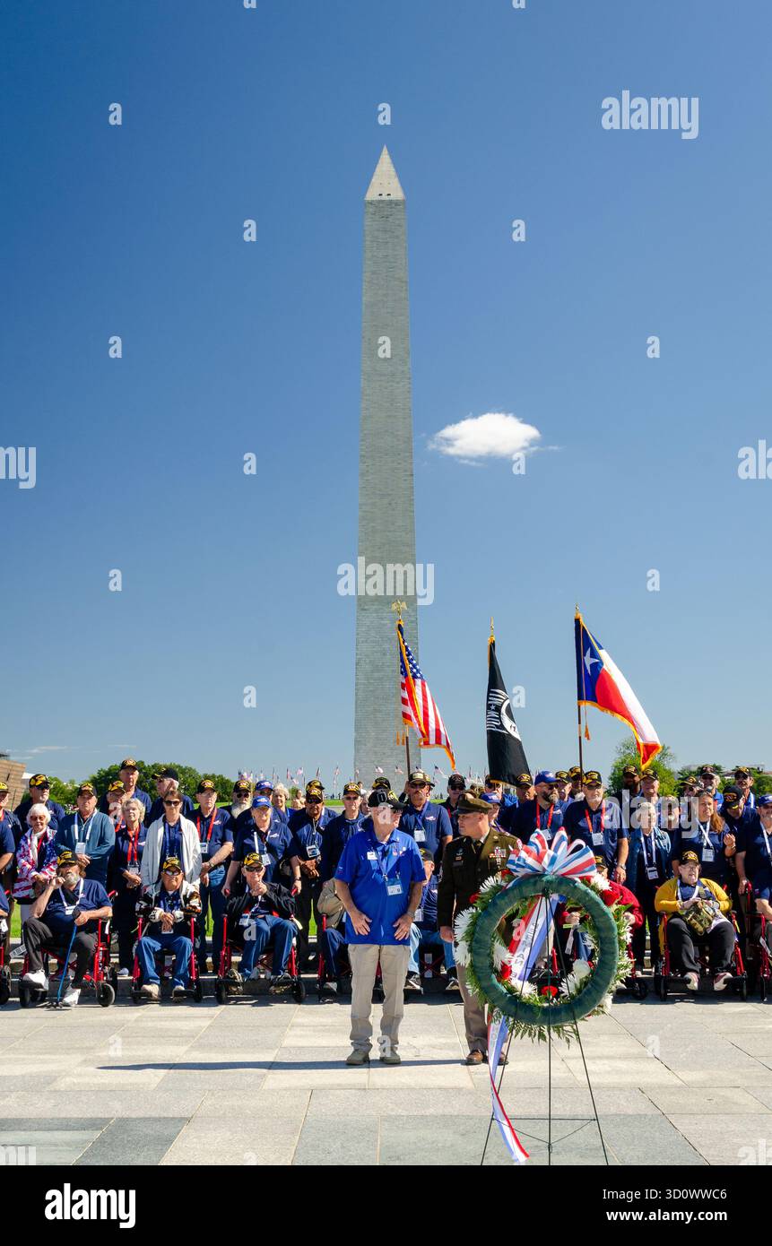 Cerimonia di deposizione delle ghirlande di volo dei Veterans Honor presso il Washington Monument, Washington D.C. USA Foto Stock