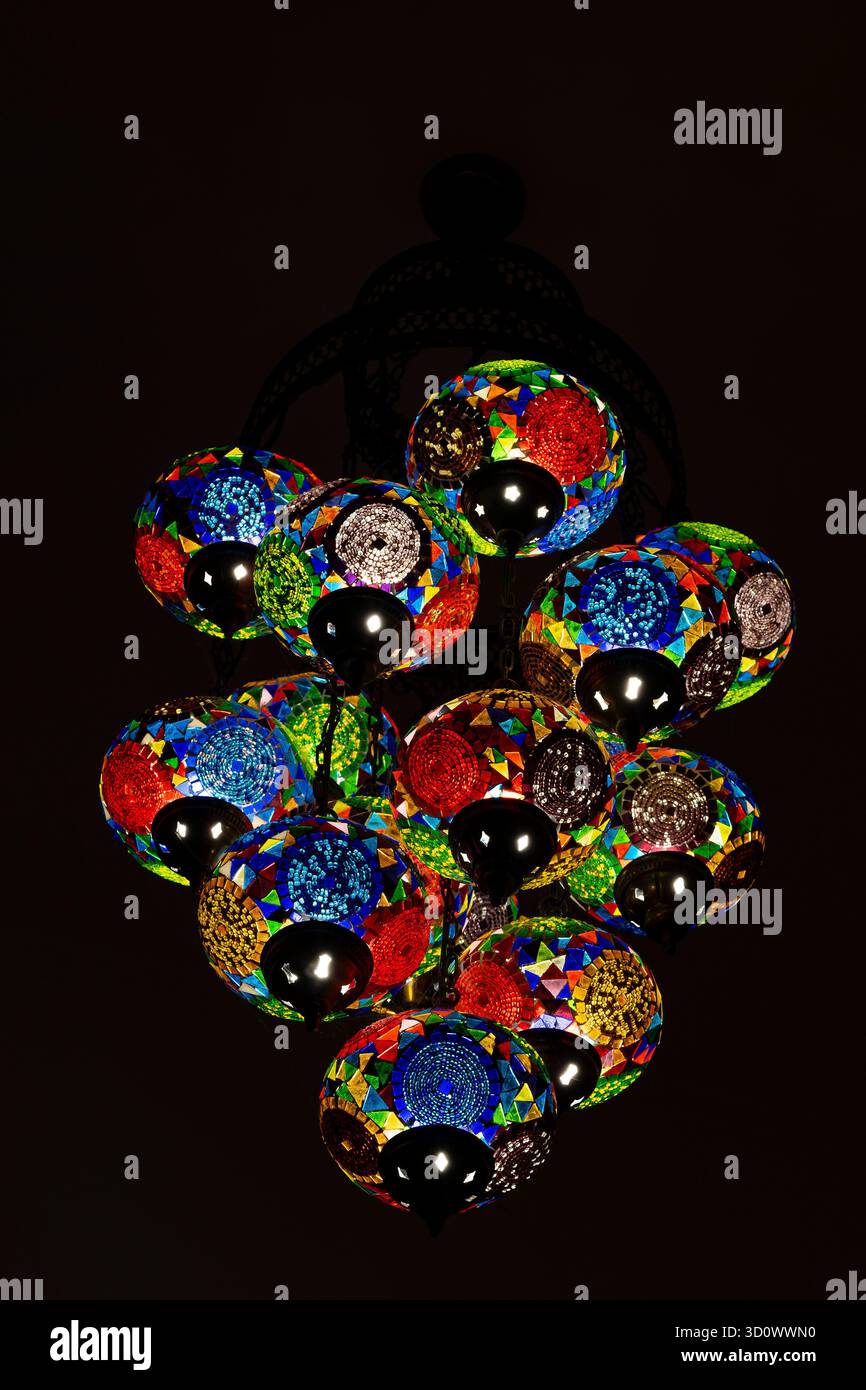 Tradizionale vintage di lampade turche appese sul soffitto di notte. Squisite lampade colorate in vetro a mosaico, primo piano, tacchino Foto Stock