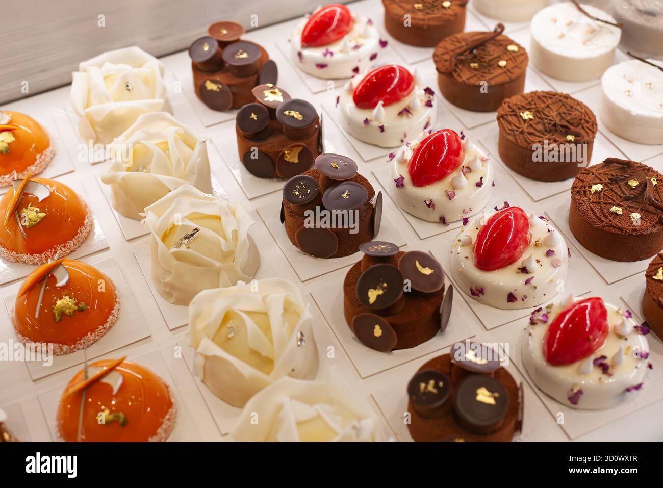 Dessert congelati in vetrina Foto Stock