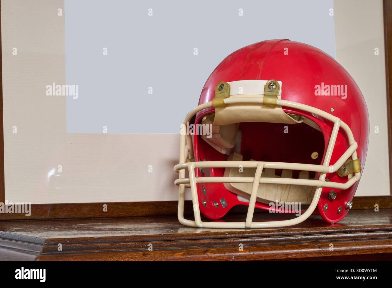 Casco da football americano rosso sui mobili Foto Stock