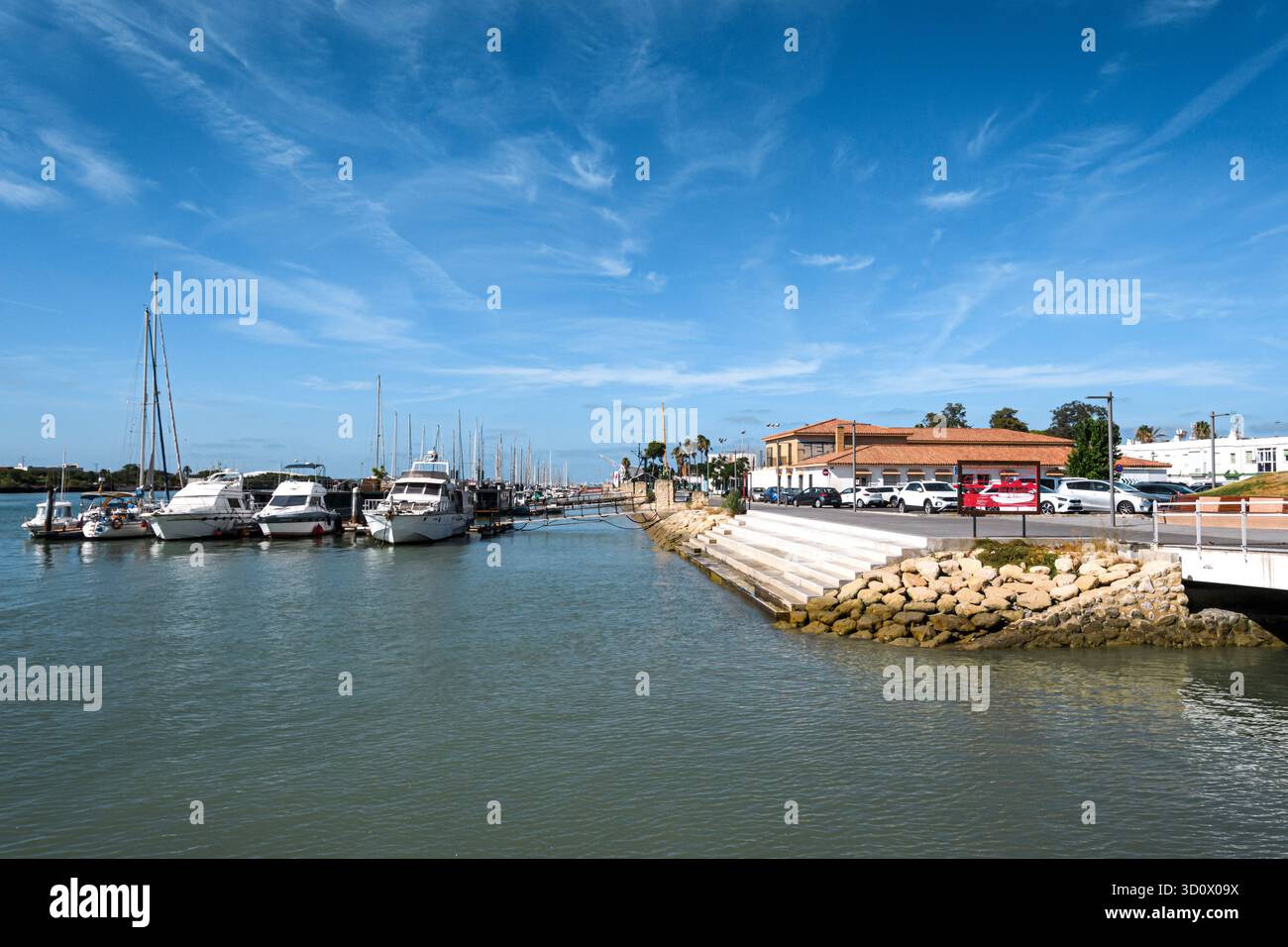Naviga sul fiume Guadalete passando per Puerto de Santa María, Cadice, comunità andalusa, Spagna Foto Stock