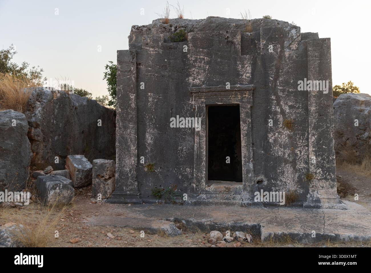 Esterno della tomba dorica di Acdam in rovina situata nell'antica città di Antifello. Kas, Turchia Foto Stock