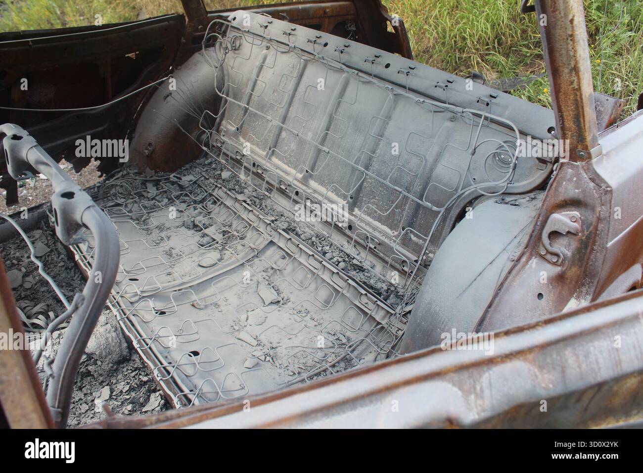 Primo piano dell'abitacolo bruciato. conseguenze dell'incendio di un'auto. Foto Stock