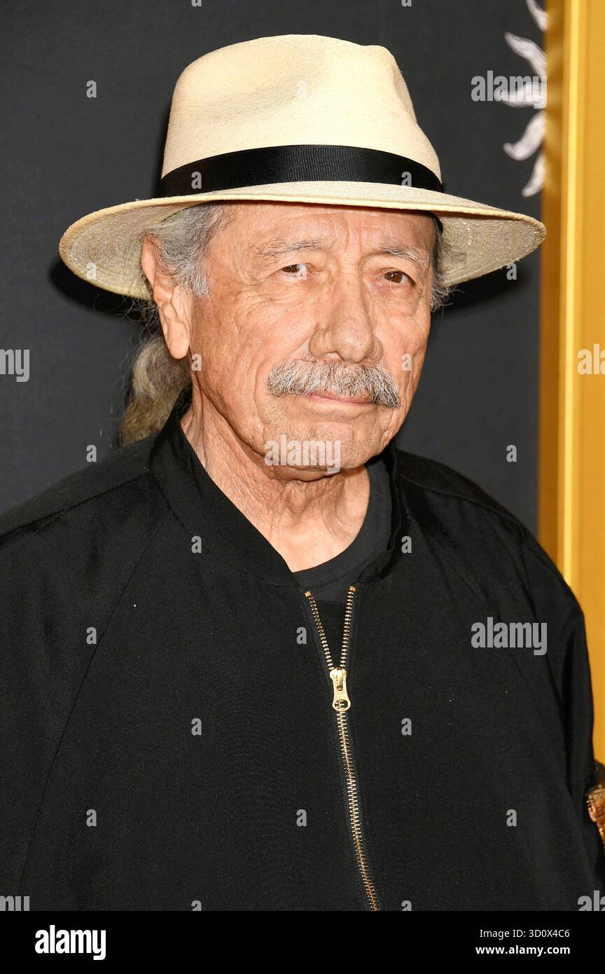 Edward James Olmos bei der Festivaleröffnung mit der Premiere des Kinofilms Springsteen: Portami da nessuna parte auf dem 39. AFI Fest 2025 im TCL Chinese Theatre. Los Angeles, 22.10.2025 *** Edward James Olmos all'apertura del festival con la prima del lungometraggio Springsteen Deliver me from Nowhere al 39 AFI Fest 2025 al TCL Chinese Theatre di Los Angeles, 22 10 2025 foto:XJ.xMayerx/xFuturexImagex springsteen la 5201 Foto Stock