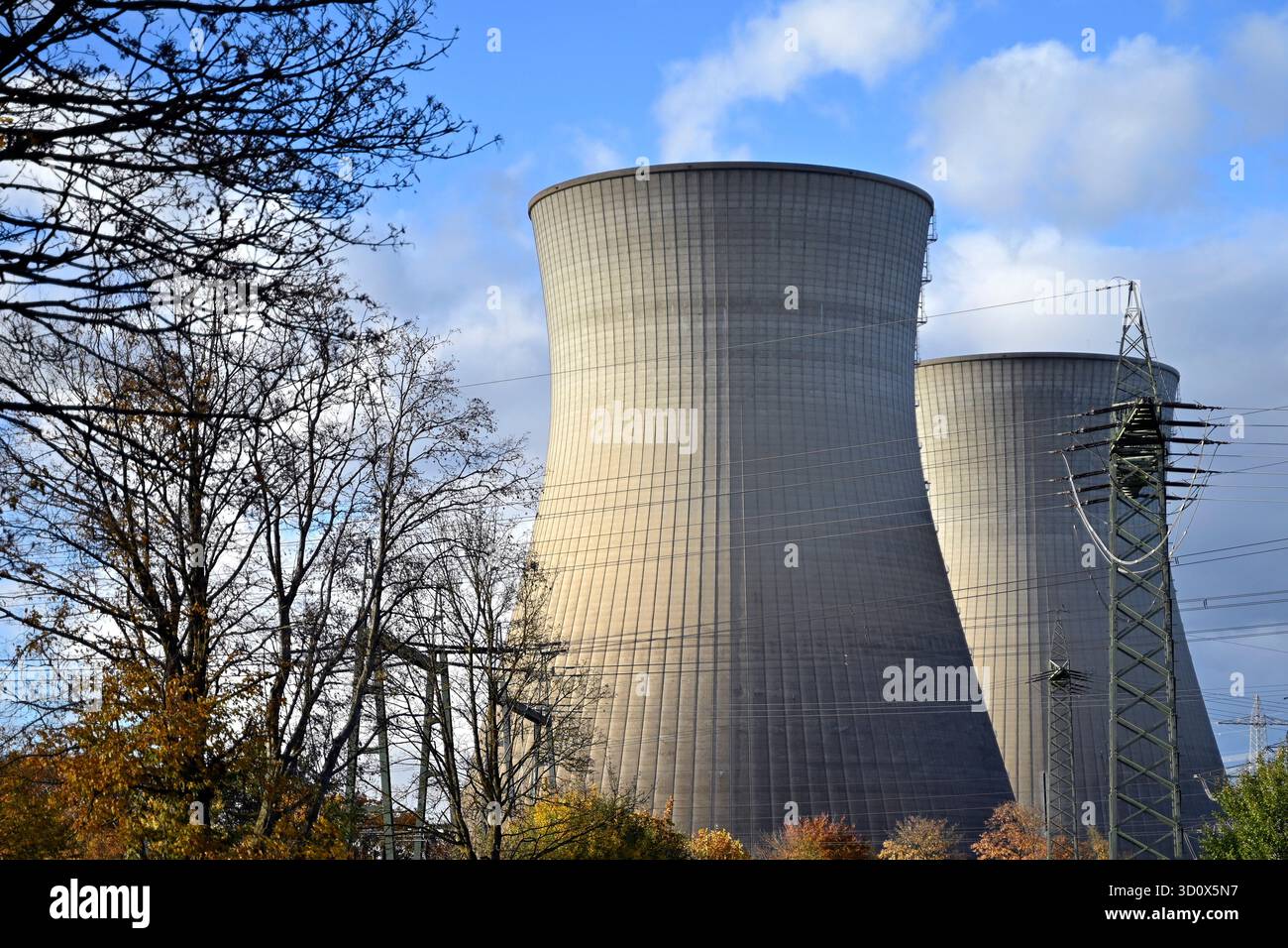 Le torri di raffreddamento della centrale nucleare di Grundremmingen prima della demolizione. La centrale nucleare sarà demolita come parte della graduale eliminazione nucleare della Germania nel 2025. Il blocco A, riconoscibile dalla piccola cupola rotonda, è stato smantellato dal 1983 Foto Stock
