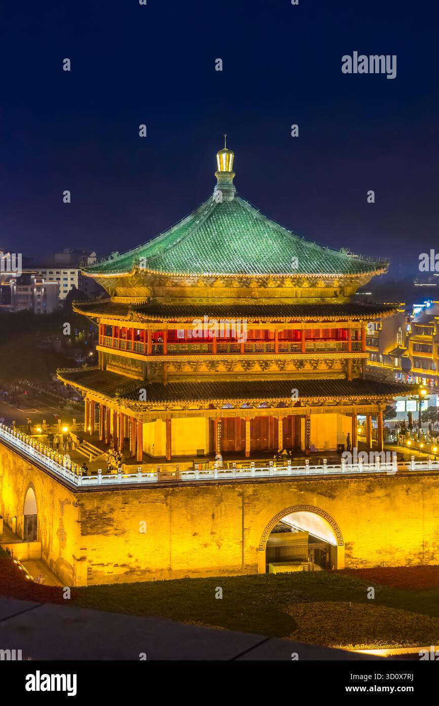 Campanile illuminato durante l'ora blu a Xian, Cina Foto Stock