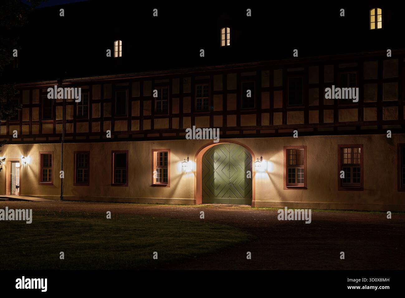 Le scuderie, Marstall, parte del castello di Lubbenau nella regione tedesca di Spreewald, ora adibite a hotel, di notte Foto Stock